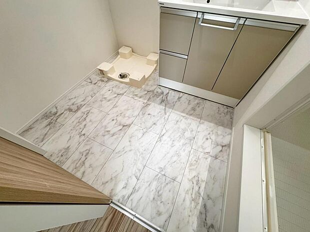 【脱衣場】シンプルなデザインが印象的な脱衣場です。洗濯機、洗面台と日常的に使用するので使い勝手の良い空間に仕上げました。