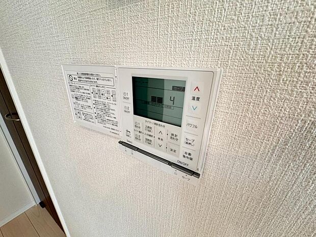 【床暖房】足元からじんわり暖まり、空気や肌が乾燥しにくく、また塵や埃も舞い上がりません。コードがなく室内はスッキリするので小さなお子様やペットがいるご家庭にも最適です。