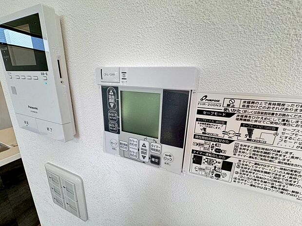 【床暖房】足元からじんわり暖まり、空気や肌が乾燥しにくく、また塵や埃も舞い上がりません。コードがなく室内はスッキリするので小さなお子様やペットがいるご家庭にも最適です。【施工例写真】
