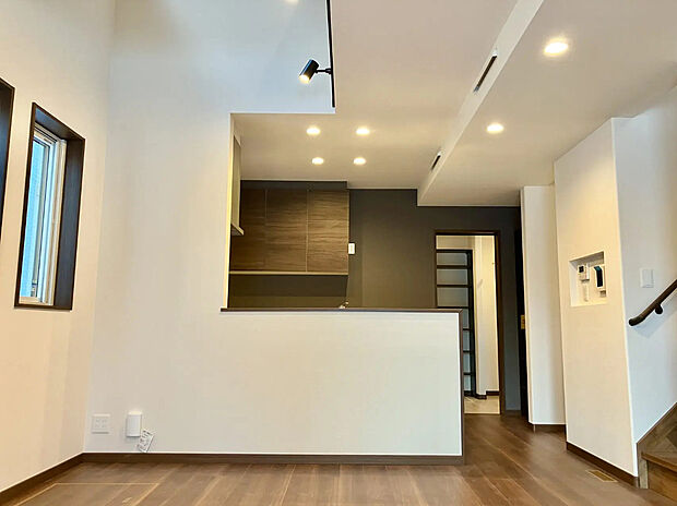 【1号棟リビング】開放感のあるLDK空間。対面キッチンを採用し、家族との会話を楽しみながら料理ができます。