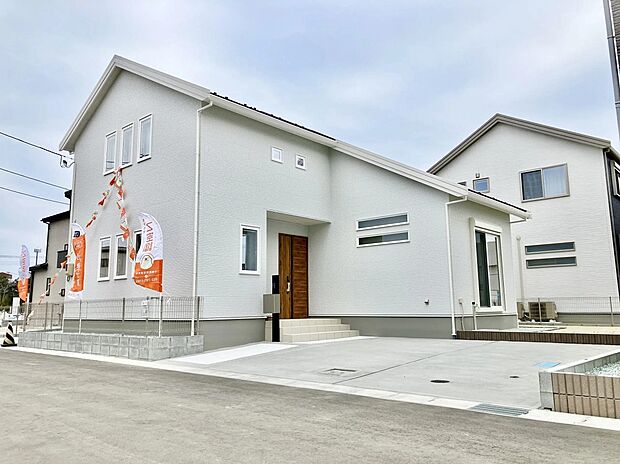 明るく清潔感のある外観が印象的。
シンプルで飽きのこないデザインが住まう人に心地よさを与えます♪