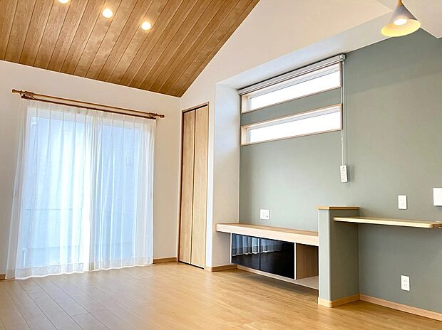 大きな窓から光が差し込む明るいリビング。
開放感あふれる空間で、家族の時間をゆったり過ごせます。