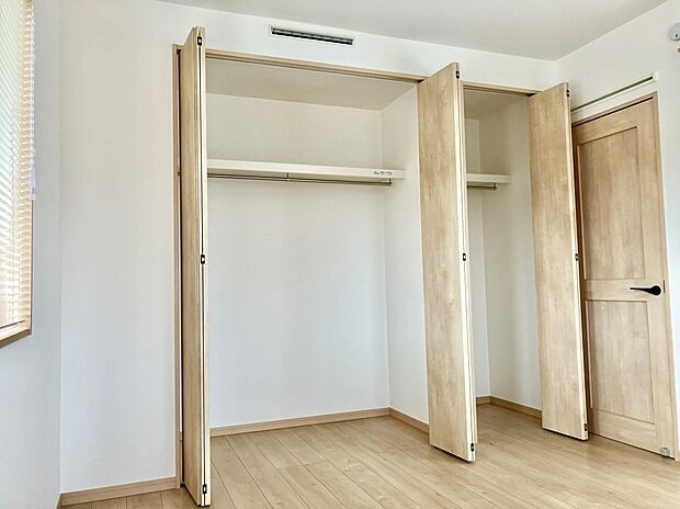 ■ 2号棟 -2階7帖洋室- ■
クローゼットが2つ設置してある洋室もございます。荷物が多くてもたっぷり収納が可能、部屋がスッキリ保てます♪