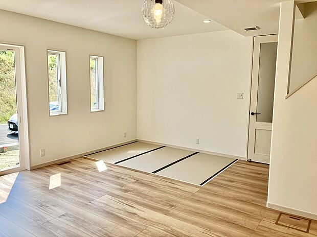 【LDK - タタミコーナー】広いLDKにある3帖ほどの畳コーナーは、畳の温もりを感じるモダンで洗練されたおちつく空間。家族団らんのスペースや子供の遊び場としても利用できる、用途多彩なスペースを実現しました。