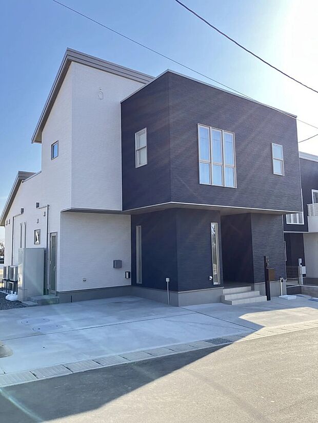 【■ 3号棟 -外観- ■】玄関が階段で高さがある為、台風や積雪時なども安心して出入りができます。