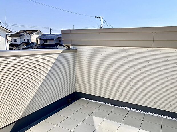 【■ 3号棟 -青空リビング- ■】高さも充分あるので小さなお子様の転落の心配もなく、隣りとのプライベートもしっかり守られています。