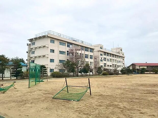 桜丘中学校(約1,200m)