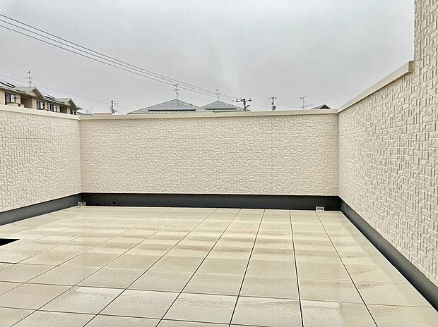 【青空リビング】太陽と風と青空、プライバシーも守られる屋上に作られた最高の庭。“青空を天井”にした第2のリビングとして大活躍。