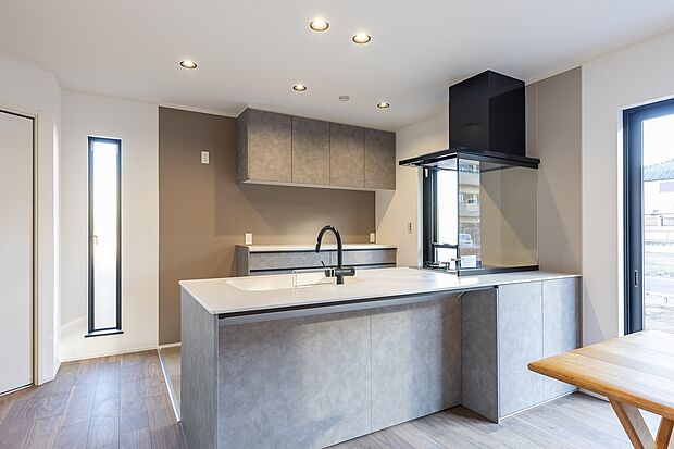 【キッチンスペース】ご家族やご友人とも楽しくお料理を楽しめる、憧れの広々ペニンシュラ型キッチン採用!休日はホームパーティーを満喫♪