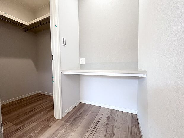 【造作カウンター】造作カウンターを設けることでデットスペースを有効活用♪