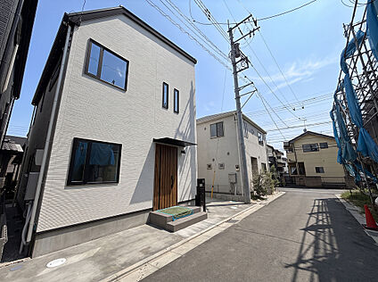 閑静な住宅街に面した前面道路
