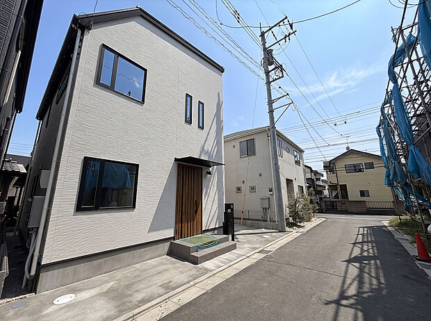【閑静な住宅街に面した前面道路】前面道路は約4.2mの幅員。落ち着いた住環境が広がる街並みです♪