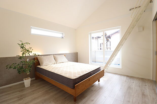 【【8号棟】主寝室】主寝室には居室程度の大きさを設けたロフト収納がございます！