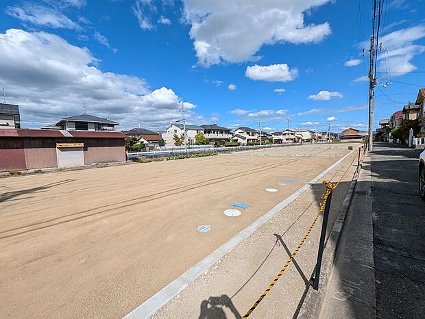 全8区画の整った分譲地、残2区画。前面道路も広く、陽当たり・通風ともに良好な開放感ある立地。落ち着いた住宅環境で、ゆとりある暮らしを叶えられます。