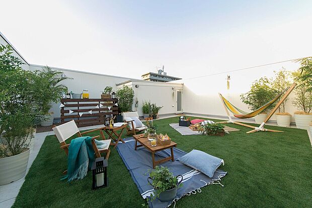 【屋上バルコニー SKYBALCONY】青空の下でくつろげる開放的な屋上空間。BBQやアウトドアリビングとして、家族や友人との時間を楽しめます。
※掲載写真施工例です。