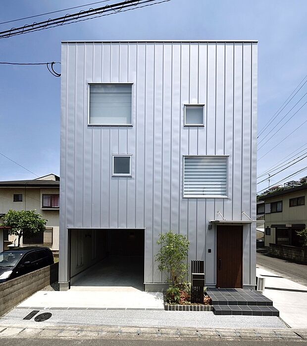 【参考プラン（ZERO-CUBE+GARAGE）】シャープな外観とビルトインガレージを備えた機能的な住まい。デザイン性と利便性を兼ね備えています。ほかにもライフスタイルに合わせた多彩なプランからお選びいただけます。
※掲載写真は参考プランのイメージです。