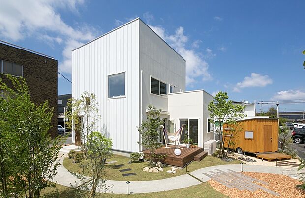 【ZERO-CUBE+BOX(スカイバルコニー) 参考外観】屋上に広がるスカイバルコニーで、BBQやアウトドアリビングを楽しめます。
開放感のある暮らしが叶う人気プランです。※掲載写真は参考プランのイメージです。