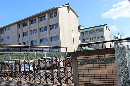 広陵町立広陵中学校 約400ｍ(徒歩約6分)