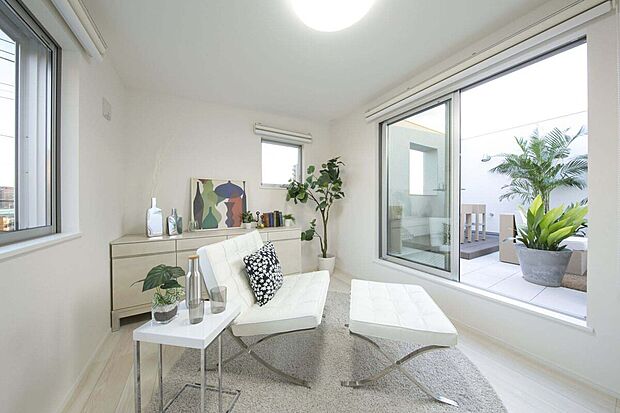 【PENTHOUSE 参考画像(リゾートスタイル)】屋上バルコニーとつながる開放的なリゾートスタイルの空間。光と風を感じながら、プライベートテラスのある贅沢な時間を楽しめます。