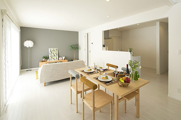 【ZERO-CUBE 参考画像(北欧ナチュラルスタイル)】白を基調に木の温もりを取り入れた北欧ナチュラルスタイル。明るくやさしい雰囲気のLDKで、家族が心地よく過ごせる空間です。