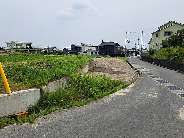 【現地写真(4)】周辺は戸建住宅が中心の穏やかな住環境。静かな住宅地で落ち着いて暮らせます。
