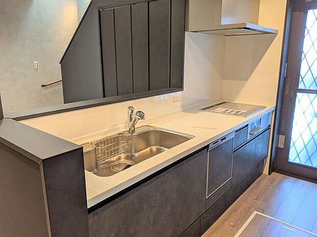 【家事効率を高めるキッチン参考画像(インダストリアルハウス)】シンプルで使いやすさを重視したシステムキッチン。広々としたワークトップは調理や配膳がしやすく、毎日の家事効率を高めてくれます。収納も豊富で、調理器具や食材をすっきり整理できるのも魅力。リビングとのつながりを感じられるレイアウトで、家族とのコミュニケーションも取りやすい設計です。機能性とデザイン性を兼ね備えた、暮らしに寄り添うキッチン空間です。