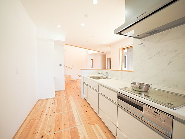 【使いやすさを重視したキッチン参考画像(PENTHOUSE】シンプルで使いやすさを重視したシステムキッチン。広々としたワークトップで調理や配膳がしやすく、日々の家事をスムーズにサポートします。IHコンロや食器洗い乾燥機を備え、機能性にも配慮。収納スペースも確保されており、調理器具や食材をすっきり整理できます。無駄のない設計で、毎日の料理が快適になるキッチン設備です。