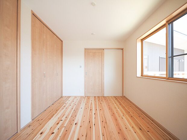 【ゆとりある収納を備えた洋室参考画像(PENTHOUSE)】しっかりとした収納スペースを備えた使い勝手の良い洋室。衣類や季節物も無理なく整理でき、お部屋をすっきりと保てます。自然光が差し込む明るい空間に、木目の床がやさしい温もりをプラス。寝室や子ども部屋、ワークスペースなどライフスタイルに合わせて柔軟に活用可能です。快適さと実用性を兼ね備えた、暮らしやすい洋室です。