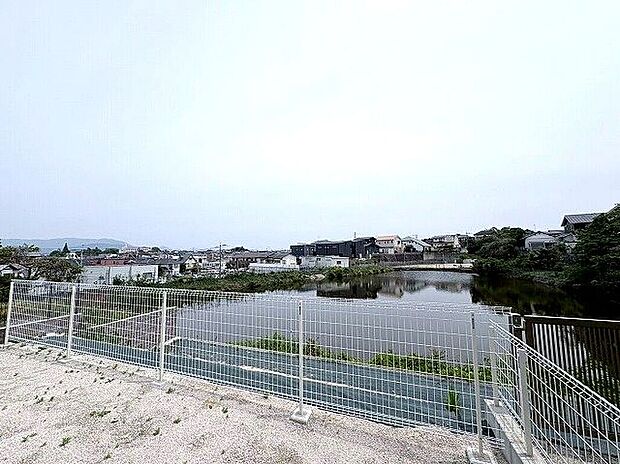 お庭からの眺望です。前面に建物がなく開放的です。