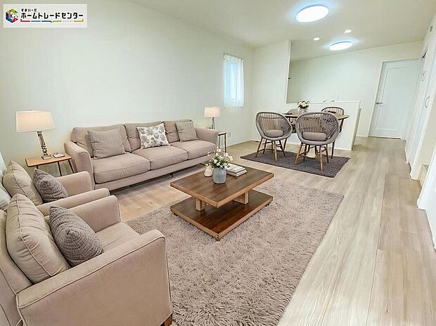 ≪Living room≫
広々とした開放感あふれるリビングです。
ご家族でインテリアのレイアウトを考えるのも楽しみになりそうです☆
※家具をCGで加工しています。家具付き販売ではございません。