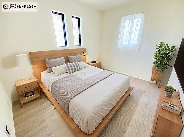 ≪Room≫
穏やかな光が差し込む室内には、穏やかな時間が流れます。休日には、落ち着いた空間で自分の趣味を楽しむのはいかがですか。
※家具をCGで加工しています。家具付き販売ではございません。