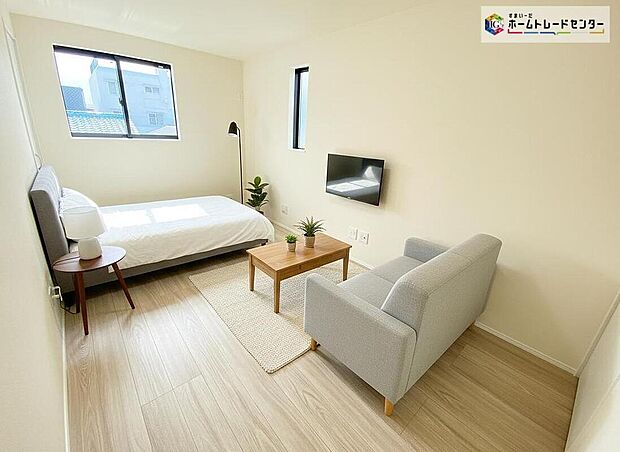 ≪Room≫
採光良好な洋室は、快適空間。
プライベートの時間もゆったりお寛ぎ頂けそうです。
※家具をCGで加工しています。家具付き販売ではございません。