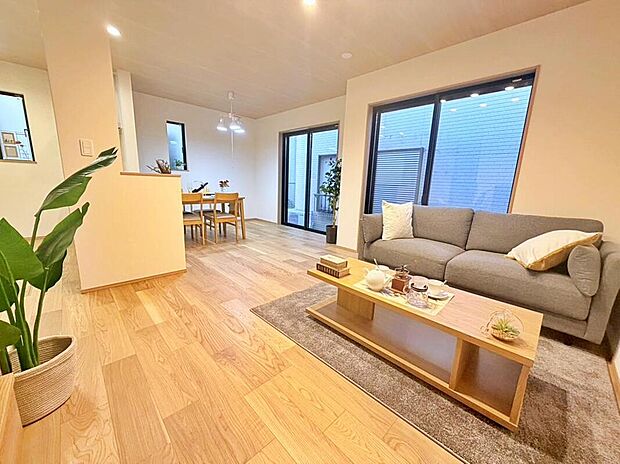 ≪Living room≫
暖かな雰囲気のLDKはご家族が自然と集まる穏やかな暮らしがイメージできますね。明るいリビングで家族団らんの時間を楽しみましょう!!