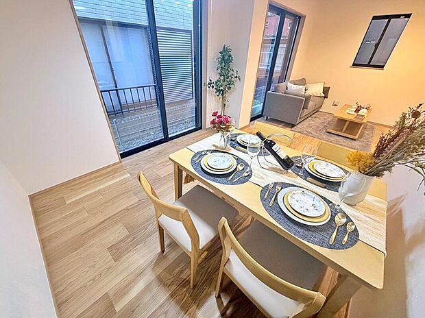 ≪Living room≫
ご家族との自然なコミュニケーションが生まれるリビングイン階段を採用!暖かい光が降り注ぐ、温もりあふれるお住まいです☆