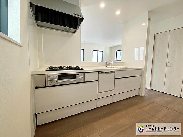 ≪Kitchen≫
家事を手助けする食洗機付システムキッチン採用！対面式キッチンですので、お食事の準備をしながらご家族との会話を楽しめます♪