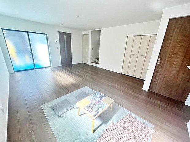 ≪Living room≫
家族の一体感を感じられる広々スペース。家族と過ごす時間を大切にする方にぴったりのゆとりの住空間。※応接セットは販売対象外です