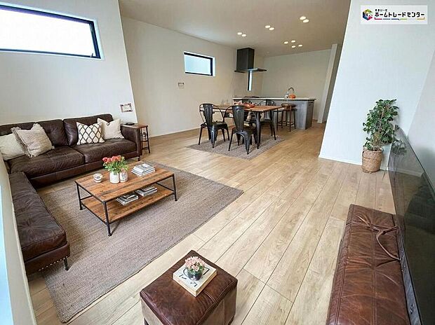 ≪Living room≫
大空間LDK。家族で過ごす時間が楽しみになりそうです!家族のスペースでのんびりとおくつろぎください♪
※家具をCGで加工しています。家具付き販売ではございません。