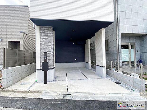 ≪Car space≫
雨の日も濡れずに降りられるビルトインガレージ。
コンクリート仕上げのカースペースなら雨の日も足元を気にせず外出できます。