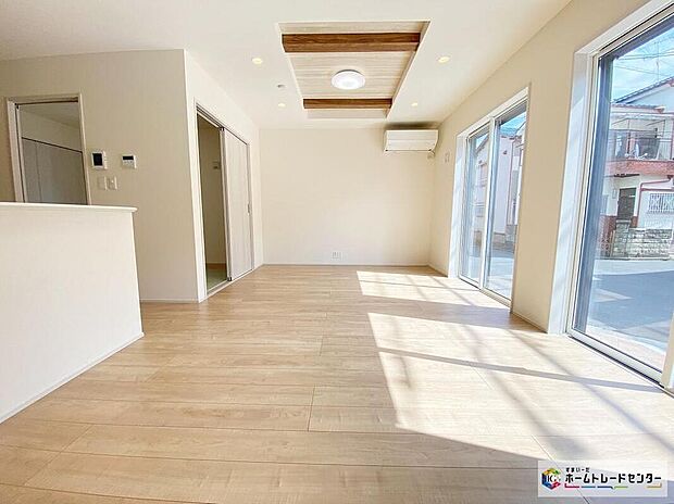 ≪Living room≫
明るく開放感のあるリビング。折上天井があることでスタイリッシュな雰囲気を生み出してくれるのもポイントです♪