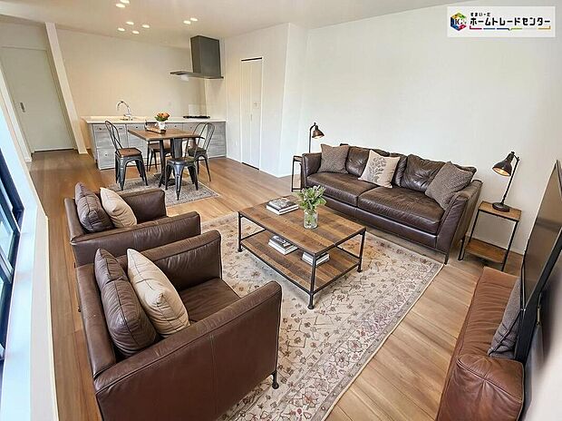 ≪Living room≫
ホームパーティに招きたくなる自慢の広々LDK。伸びやかな子育てや、にぎやかなふれあいの日々楽しんでください。
※家具をCGで加工しています。家具付き販売ではございません。