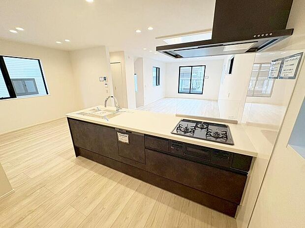 ≪Kitchen≫【1号棟】
対面式キッチンですので、開放感のあるキッチン。小さなお子様がいるご家庭では、お子様から目を離すことなく安心して料理することができます♪