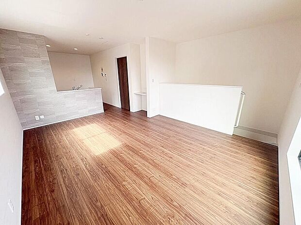≪Living room≫家族みんなが爽やかに健やかに過ごせるように、溢れる光をたっぷり取り込んだリビングダイニング。集いの場、憩いの場としての快適性を求めたやすらぎの空間です。