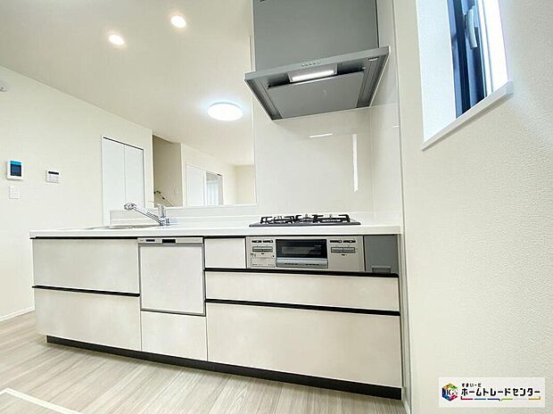 【キッチン】家事を手助けする食洗機付システムキッチン採用!対面式キッチンですので、お食事の準備をしながらご家族との会話を楽しめます♪