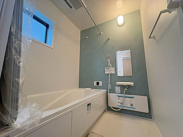 【【8号棟】浴室】アクセントクロスがおしゃれな浴室♪一日の疲れを洗い流せるような憩いの空間。