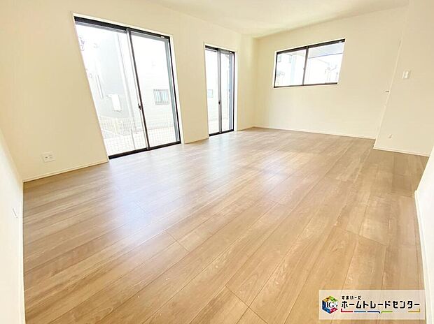 【リビング】暖かな雰囲気のＬＤＫはご家族が自然と集まる穏やかな暮らしがイメージできますね。明るいリビングで家族団らんの時間を楽しみましょう！！