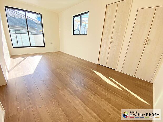 【リビング以外の居室】穏やかな光が差し込む室内には、穏やかな時間が流れます。休日には、落ち着いた空間で自分の趣味を楽しむのはいかがですか。