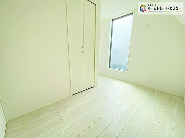 【≪Room≫】窓から光が差し込む室内!日の光で照らされた明るいお部屋は、趣味の時間を過ごす時も、家族や友達と一緒に過ごす時も、いつでも居心地のいいリラックスできる空間をお届けします!