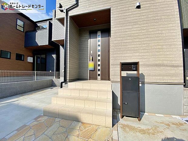 【玄関】不在時の受け取りも安心な「宅配ボックス」も完備しているので宅配便の受け取りを気にする煩わしさがありません♪