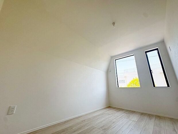 【リビング以外の居室】お仕事部屋にしたり、お子様部屋にしたり、使いやすいお部屋になっています。