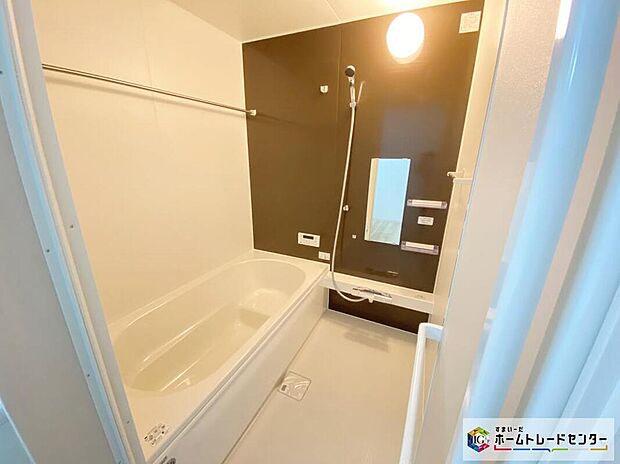 【浴室】毎日の疲れを癒す浴室は１坪タイプです。足を伸ばしてゆっくりとくつろげます。浴室乾燥機付きのバスルームとなっております♪